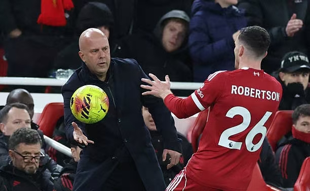 O Anfield Silencioso Sob as Camisas Gloriosas